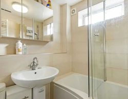 Charming 2 Bedroom Home in South London With Garden Banyo Tipleri