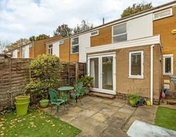 Charming 2 Bedroom Home in South London With Garden Oda Düzeni