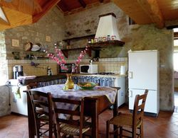 Charming Detached House in Lucca Province Yerinde Yemek