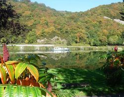 Charming Holiday Home Along the Meuse With Outdoor Swimming Pool Dış Mekan