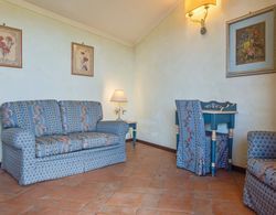 Classy Holiday Home in Collazzone With Whirlpool Oda Düzeni