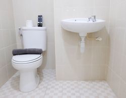 Clean And Comfy 2Br Apartment At Puncak Kertajaya Banyo Tipleri