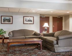 Comfort Inn & Suites at Maplewood Lobi