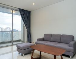 Comfortable Deluxe 2BR at The Empyreal Condominium Epicentrum Apartment By Travelio Oda Düzeni