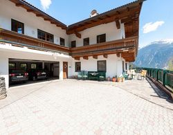 Comfortable Apartment in Mayrhofen With Garden Dış Mekan