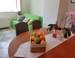 Comfortable Apartment With Coverd Balcony and Sea View, Near the Beach Yerinde Yemek