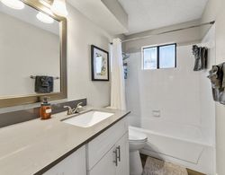 Comfy 1BR Sola King Suite Next to DT w Pool Oda
