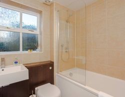 Contemporary 1 Bedroom Flat in Camberwell Oval Banyo Tipleri