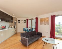 Contemporary 1 Bedroom Apartment in Canning Town With Balcony Oda Düzeni