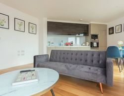 Contemporary 1 Bedroom Apartment in Canning Town With Balcony Oda Düzeni