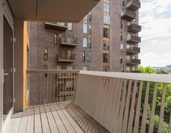 Contemporary 1 Bedroom Apartment in Canning Town With Balcony Oda Düzeni