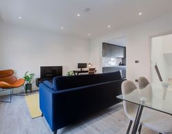 Contemprory 3-bed Apartment in London Oda Düzeni