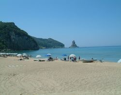 Corfu Beachfront Holiday Houses Yannis on Agios Gordios Beach Dış Mekan