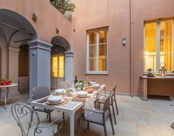 Cortile Moderno Contemporary Luxury Apartment With Outdoor Inside the Walls of Lucca Oda