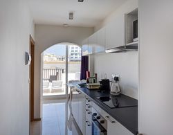 Cosy 1BR Penthouse With Terrace Great Location Mutfak