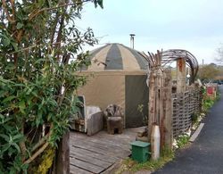 Cosy and Inviting Waterside Luxury Yurt Dış Mekan