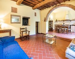 Cosy Holiday Home in Tuscany With Shared Swimming Pool Oda Düzeni