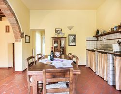 Cosy Holiday Home in Tuscany With Shared Swimming Pool Yerinde Yemek