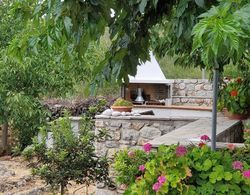 Cosy Holiday Home With Garden in Leonidio Dış Mekan