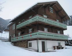 Cozy Chalet in Bramberg am Wildkogel with Sauna near Ski Lift Dış Mekan