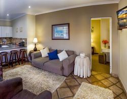 Cozy Guest Room With Double Bed, Sofa bed and Kitchen, Near Port Elizabeth Oda Düzeni