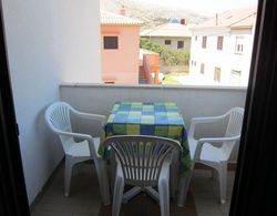 Cozy House Apartment With Balcony and Barbecue for Use, Close to Sea and Town Oda Düzeni