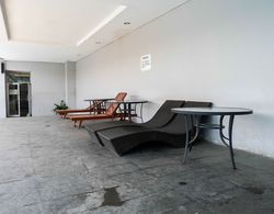 Cozy Living Studio Apartment At Puri Mas Dış Mekan