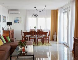Cozy Apartment with Balcony & Sea View near Beach Yerinde Yemek