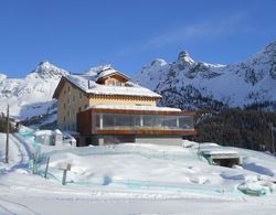 Crest Alpine Lodge & Spa Dış Mekan