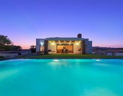Cristelia Luxury Sea Front & Pool Villa Dış Mekan