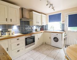Cute, Remarkable Quirky 2 Bed House in Derby Mutfak