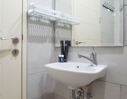 Delightful Luxurious Studio Apartment Connected to Pakuwon Mall at Supermall Mansion Banyo Tipleri