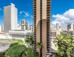 Deluxe 12th Floor Garden View Condo at Waikiki Banyan by Redawning Dış Mekan