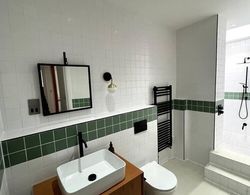 Design led 1 Bedroom Flat in Buzzing Queens Park Banyo Tipleri