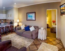 Double Bed and Sleeper Couch, Luxury Room, Business Travel, Near Port Elizabeth İç Mekan