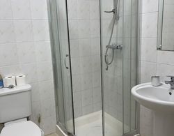 Double bed  with attached Bath & Balcony Banyo Özellikleri