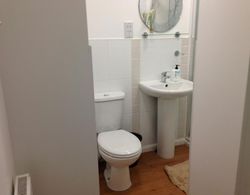 Double With Shared Bathroom Sleeps 1-2 Located 5 Minutes From Heathrow Dsbyr Banyo Tipleri