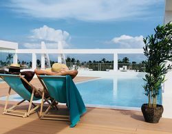 Ducassi Suites Beach Club & Spa Rooftop Pool Havuz