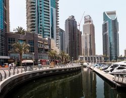 Elegant 3BR in Dubai Marina With Scenic Views! İç Mekan