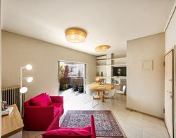 Elegant and Airy Apartment One Stop from City Center by VillaRentalsgr Oda Düzeni
