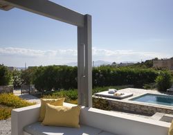 Elegant villa, sea views, designer renovation by VillaRentalsgr Oda Manzaraları