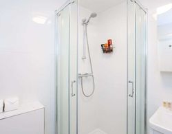 Energised Apartment With Gym in Brent Park Banyo Tipleri