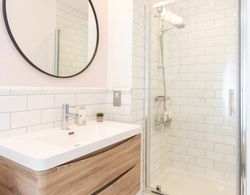 Fantastic 1 Bedroom Apartment in East London With Balcony Banyo Tipleri