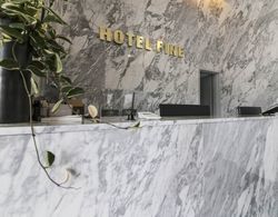 Fine Hotel Lobi
