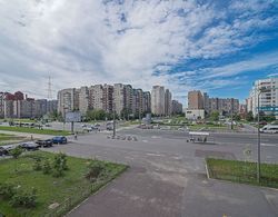 FlatHome24 metro Komendanskiy prospect Oda Manzaraları