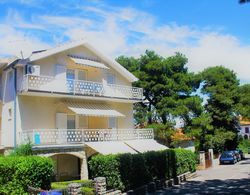 Apartment for 4 Guests Near the Beach in Biograd, Lovely Garden Modern Furnished Dış Mekan