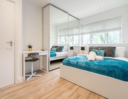 Four Bedroom House With Garden and Parking in West Midlands Oda Manzaraları