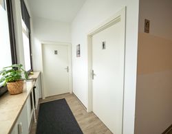 FULL HOUSE Hotel Nürnberg - shared bath & kitchen İç Mekan