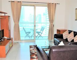 Fully Furnished 1BR with Balcony & Marina View - MRVW Oda Düzeni