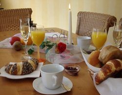 Gästehaus Alt Mehring Kahvaltı